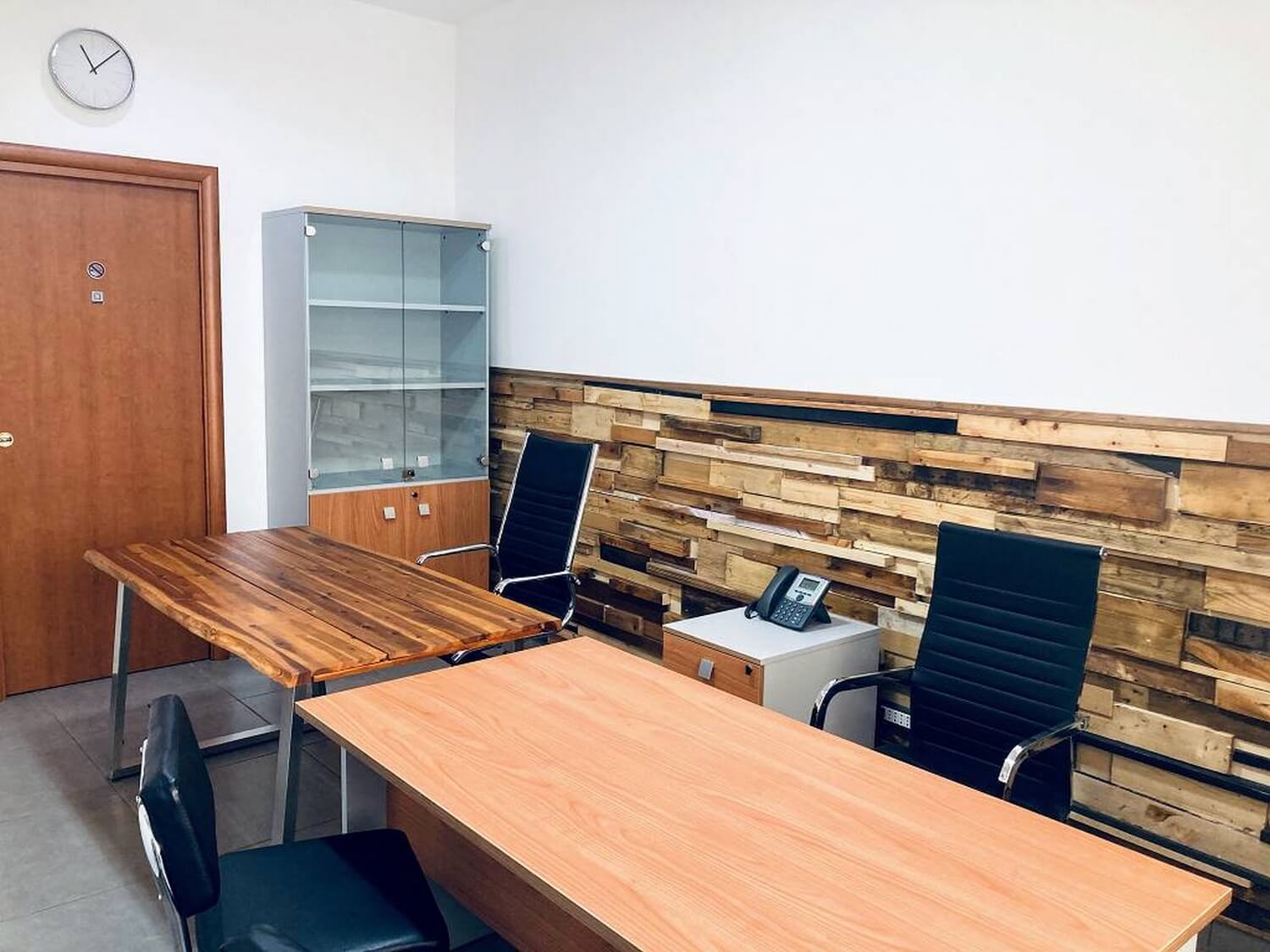 ufficio operativo per coworking con due postazioni al Centro Uffici Aversa ufficio per il coworking al Centro Uffici Aversa