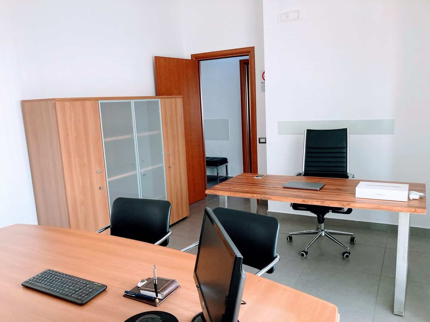 ufficio direzionale per coworking con due postazioni al Centro Uffici Aversa Centro Uffici Aversa: coworking