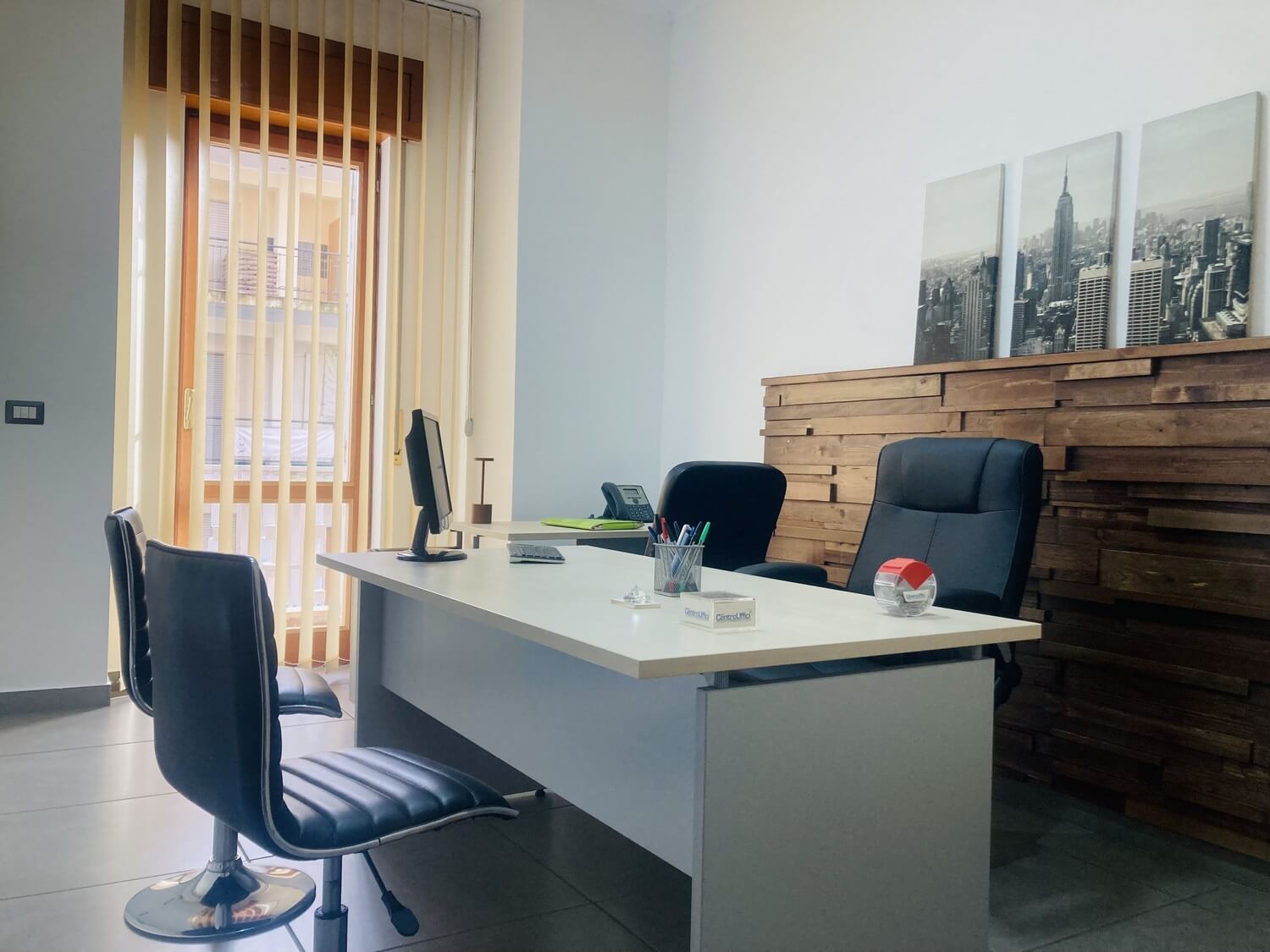 ufficio subito operativo con due postazioni di lavoro Centro Uffici Aversa: ufficio subito pronto in affitto